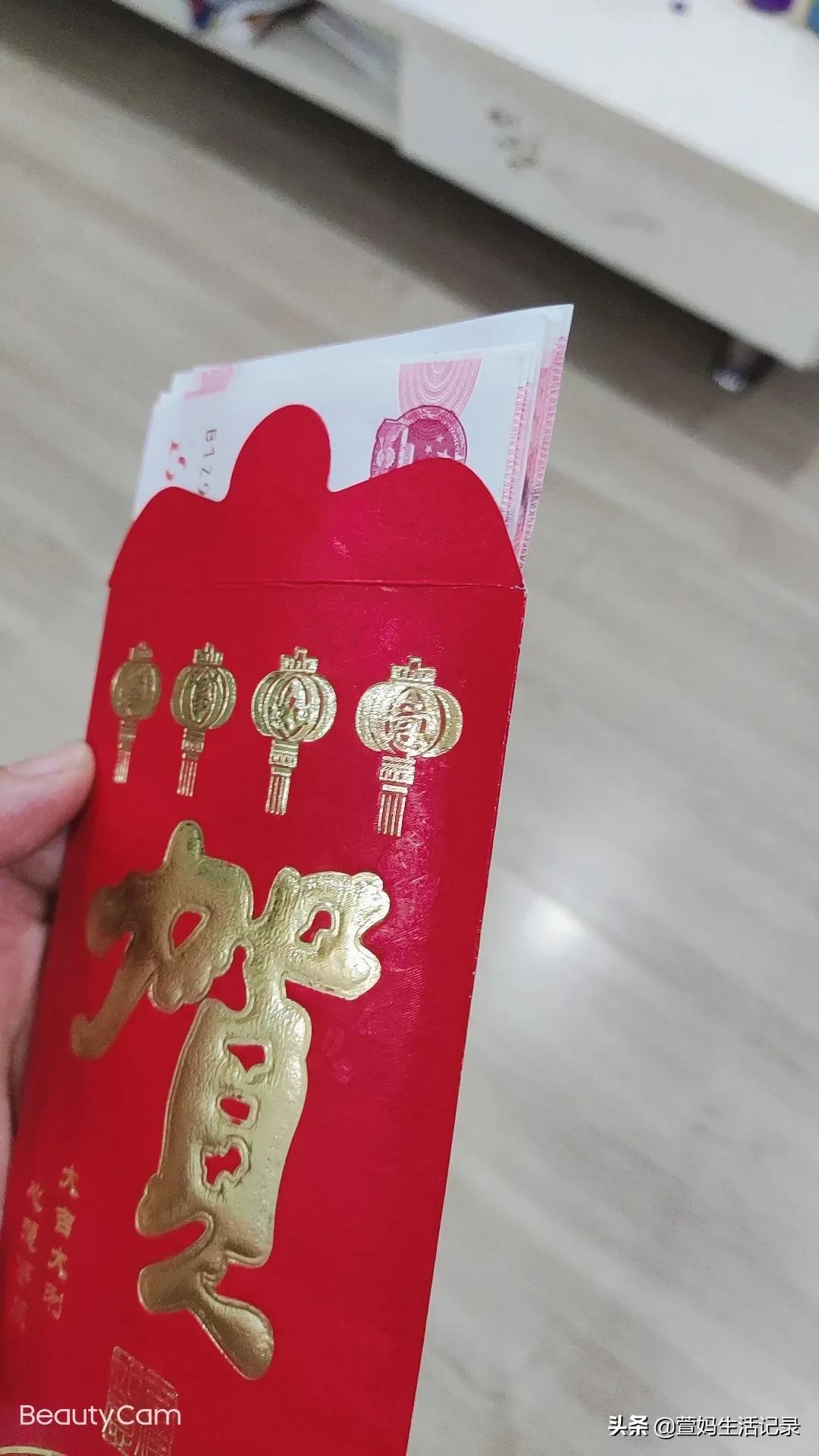 女儿考上普通大学，大姑姐送来三千红包和一块玉，感恩遇见好姑姐