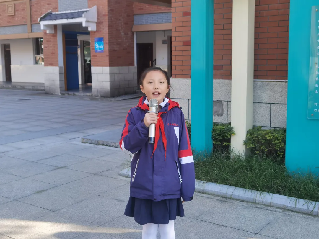 消防记心中,安全伴我行——川大西航港实小主题升旗仪式