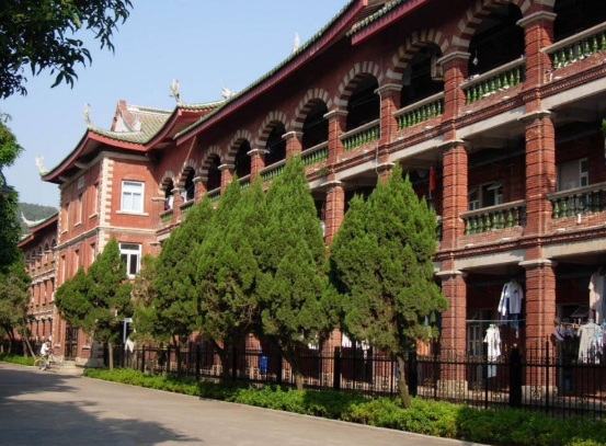 “别样”大学宿舍走红，上床下桌咋和想象得不一样？学生：想退学