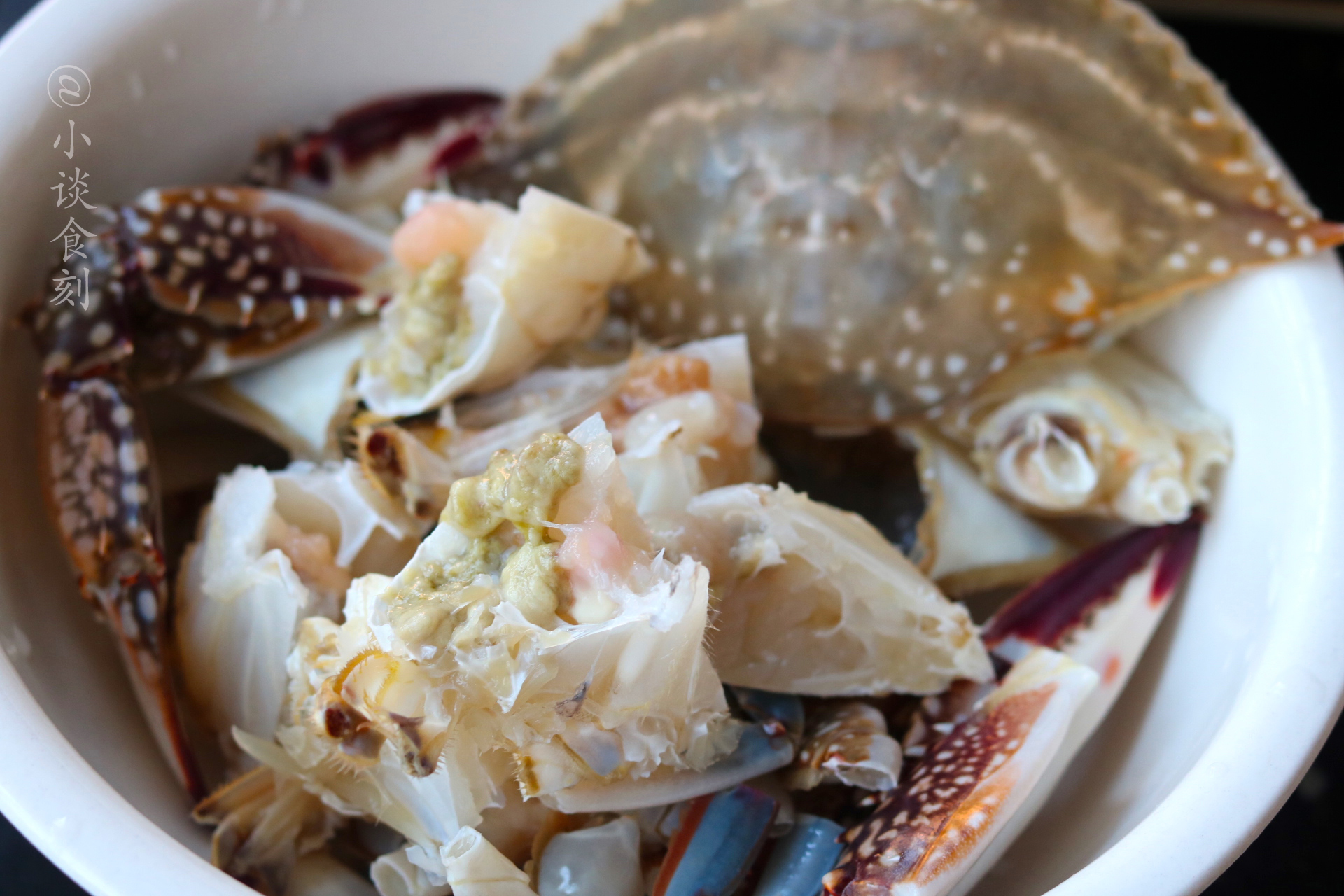 螃蟹别只会蒸煮，教你一剁一煎锅里一焖，比蒸煮的原味螃蟹更好吃