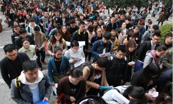 公务员出现“新变化”，工资将“大幅”提升，年薪有望突破30万