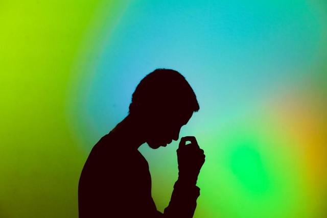 从心理学的角度来说：不愿意麻烦别人，是一种非常危险的人格
