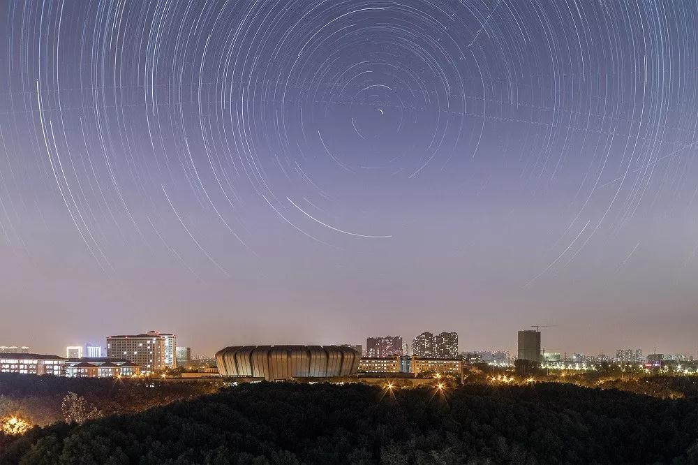 坐拥三大校区，占地5888亩，出门就是地铁，江苏这所985高校