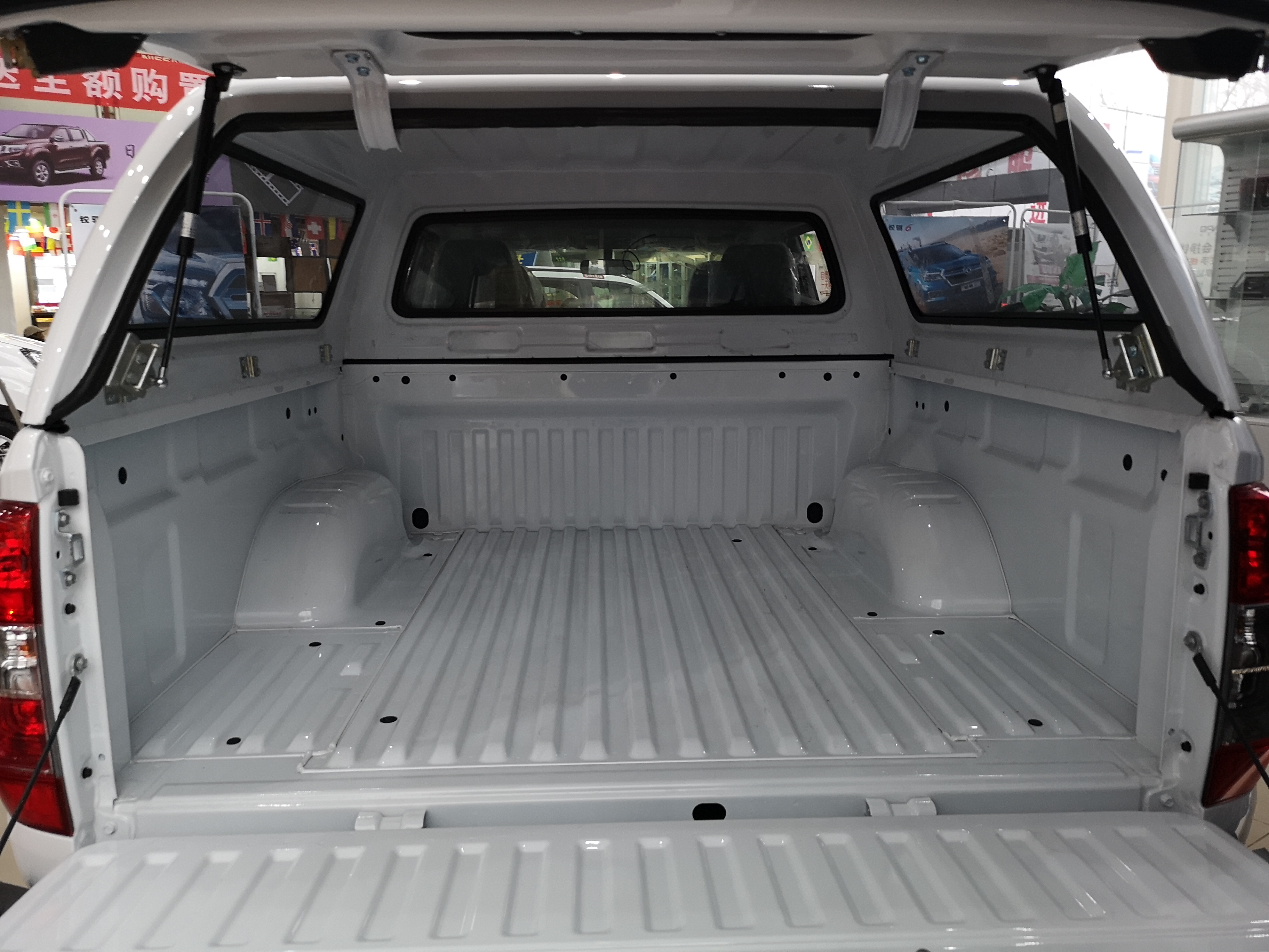 感受一下尾厢的空间,这也是皮卡最为值得称道的地方.