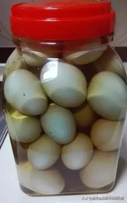 原来腌咸鸭蛋这样容易，照这个做法配方来做，咸蛋鲜黄流油