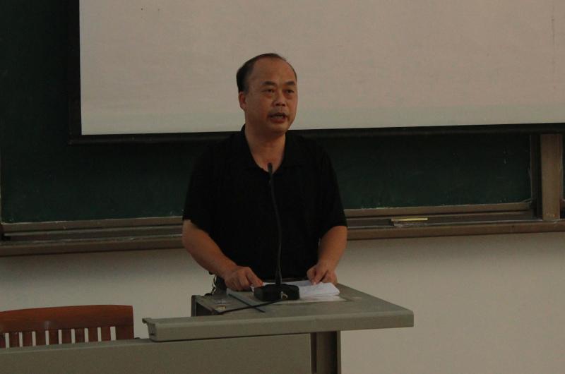 女大学生在音乐节热吻中年“秃顶男”，高校院长人格担保：非本人