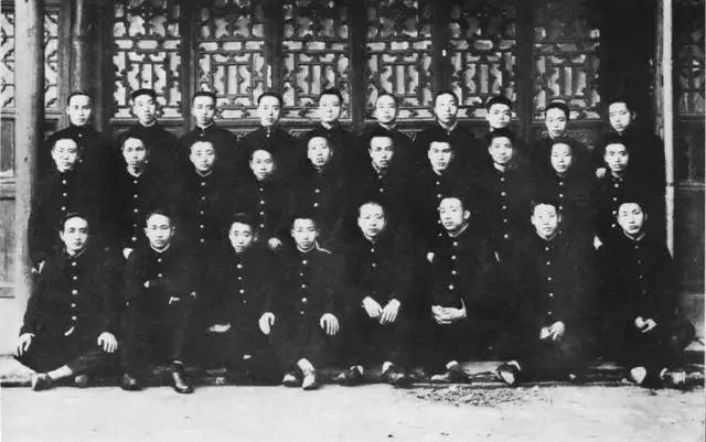 致敬为建党作出杰出贡献的武大人！13位一大代表，5位武大校友