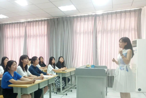 青岛大学运动会开幕式，举牌美女引来关注热议，网友齐呼要考青大