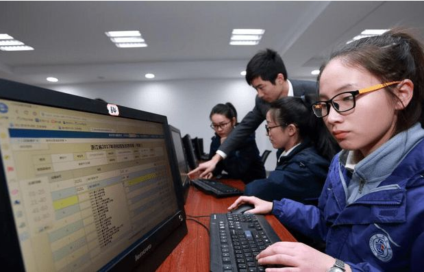 2021高考刚过一本分数线，冲刺还是以保为主？班主任告诉你答案