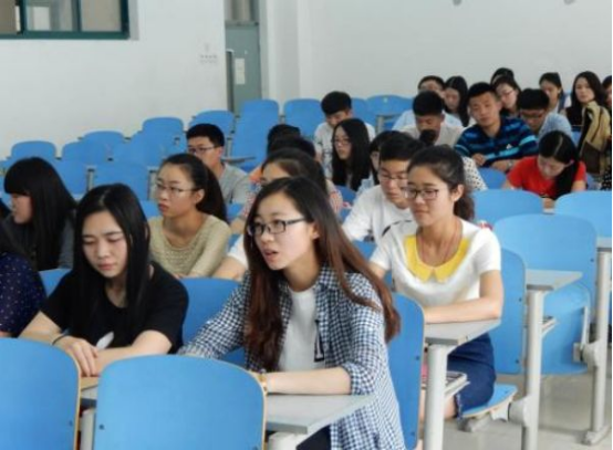 大学生入党谁说的算？和辅导员好关系还不够，大一开始就要准备