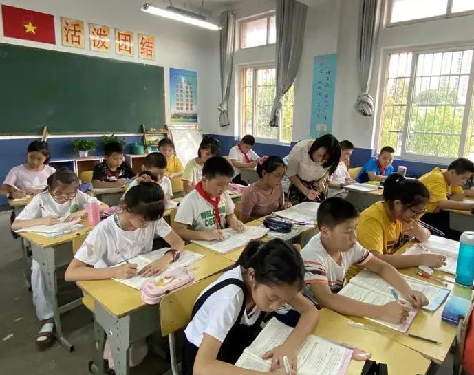 中小学生迎来“好消息”，假期托管即将展开，家长可以放心了