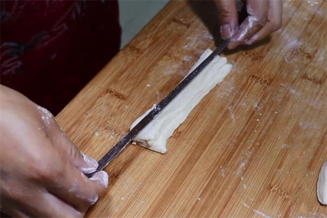 教你在家炸油条，做法和配方全都告诉你，蓬松柔软，好吃又健康