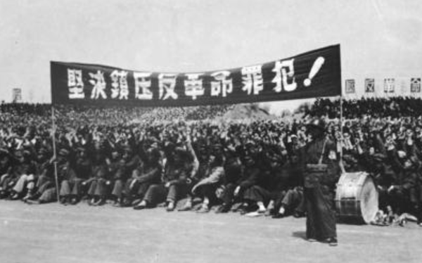 1957年，江苏一烟贩子被老婆和姘夫举报，牵出8年前一桩大案