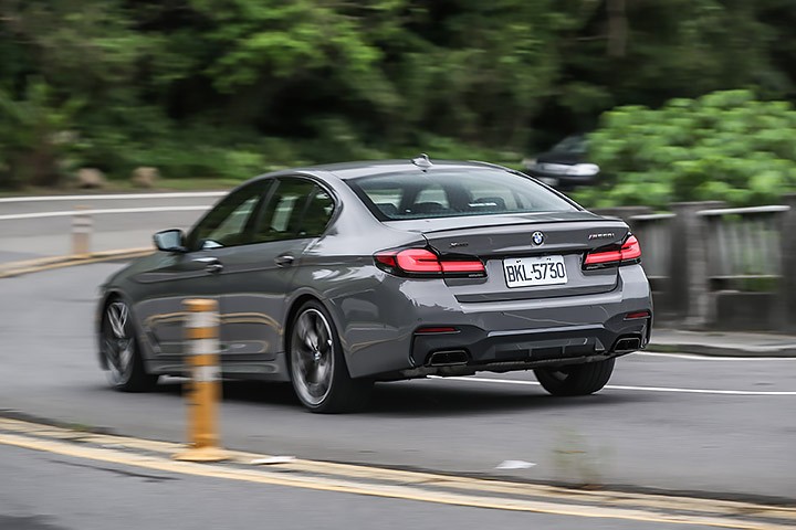 M5最害怕的亲兄弟？试驾宝马M550i xDrive