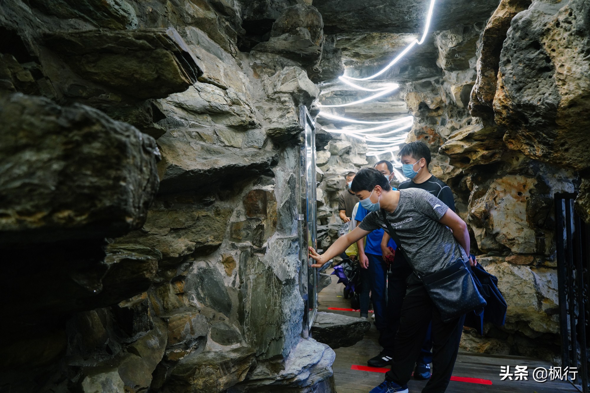 御书"福"字碑福字碑位于中路秘云洞内,是由清圣祖康熙皇帝的御笔刻成.