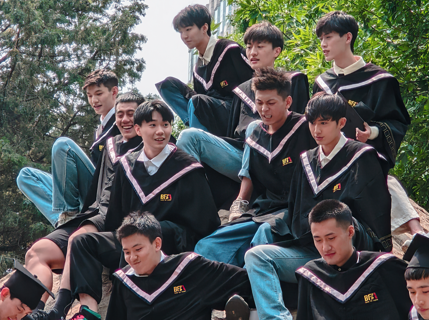 王俊凯拍毕业照，全班颜值都达到出道水平，最左边女生撞脸赵丽颖