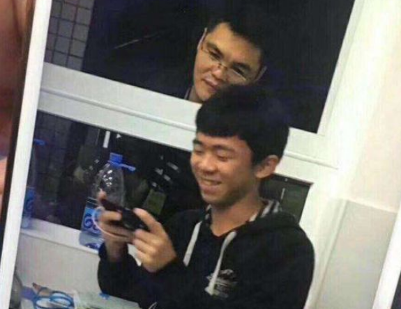 班主任上课突击检查，学生上演“花式”藏手机，学霸才是隐藏高手