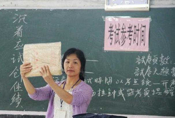 监考老师很忌讳这样的行为，很可能被认定为作弊，高考生需注意