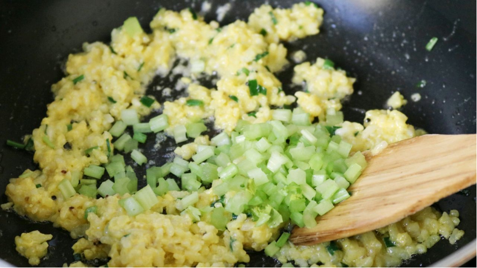 炒米饭的做法（几分钟搞定黄金粒粒香炒饭）