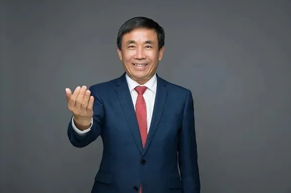 辞去央企职务，从炊事员到董事长，他登上胡润富豪榜，还在人民大会堂接受表彰！