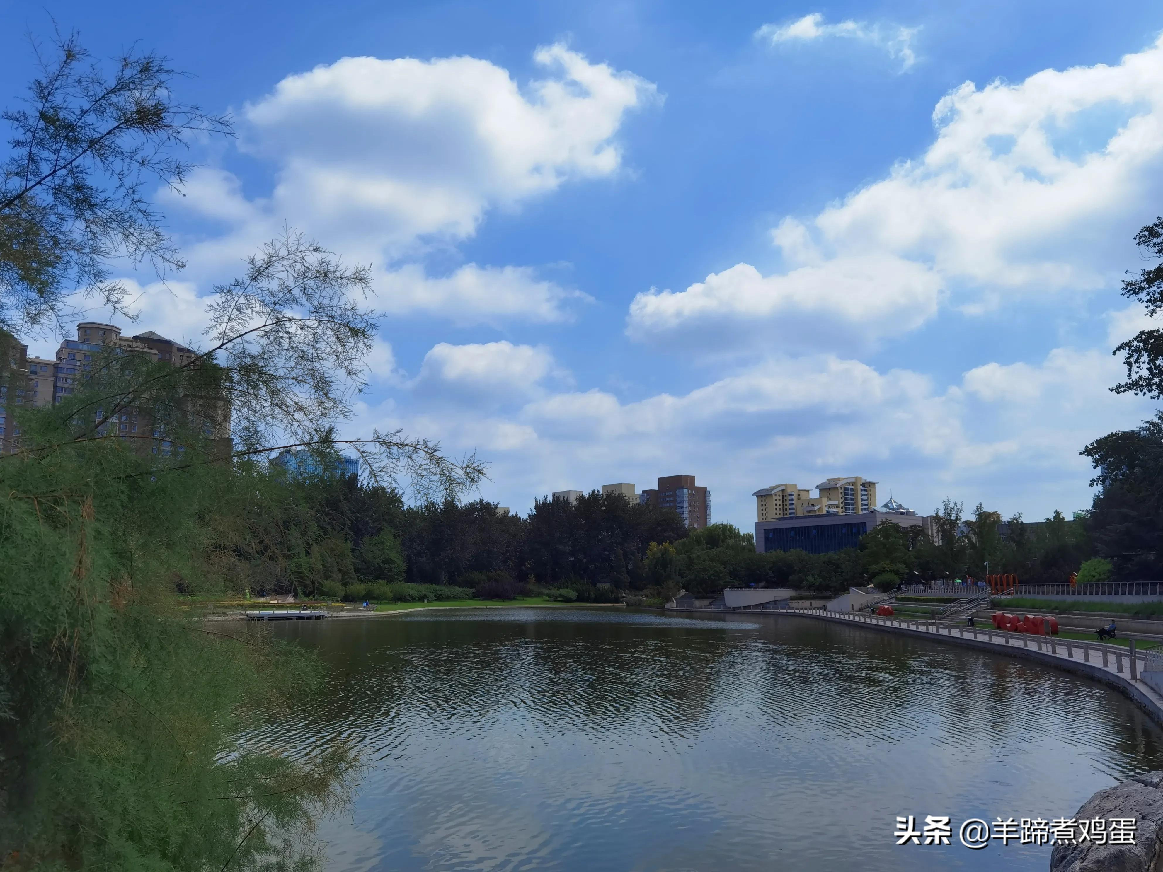 淫雨唤云行日隐耀霞红--雨后北京云空的美丽身影留下霞浓