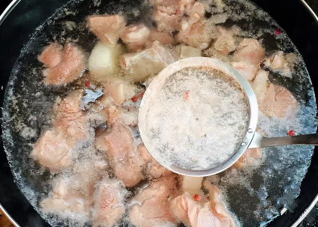 家常版清炖羊肉，用最少的料，炖出最鲜的汤，好喝不腻，没腥膻味