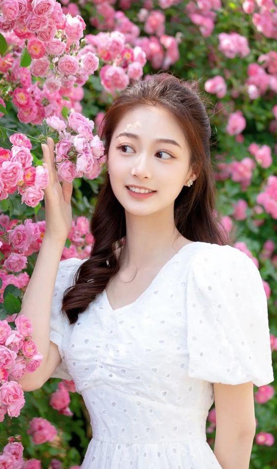 这位美女学霸“火了”，是4名领诵员之一，中国传媒大学校花