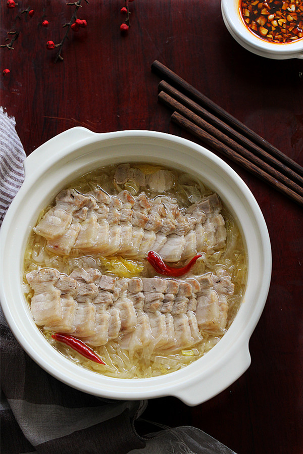 东北特色菜之一,酸菜汆白肉,酸爽开胃,步骤简单,一看就会