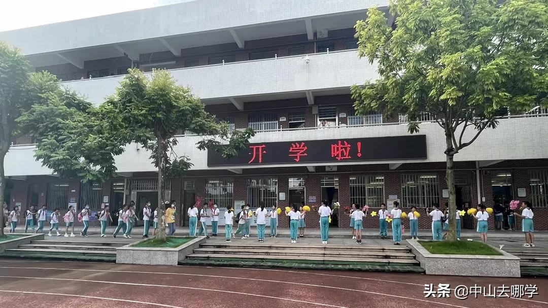 开学啦！现场多图预警：妈趴窗，爹爬墙，脸贴地！场面过于欢乐