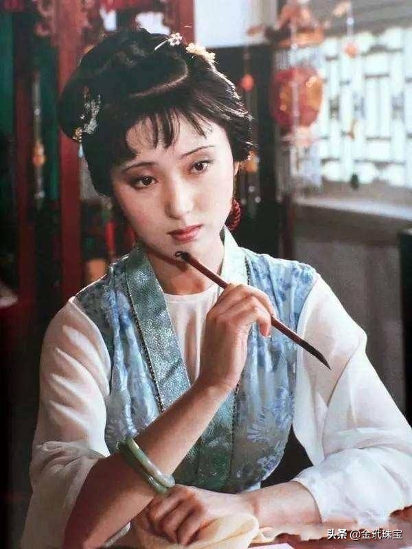 玉手镯你是怎么戴的？玉镯不双戴或富贵戴双镯，哪一种才是对的？