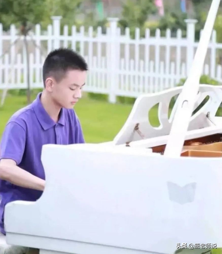 今年高考颜值最高的学霸，14岁上央视，考上清华成武亦姝小师弟