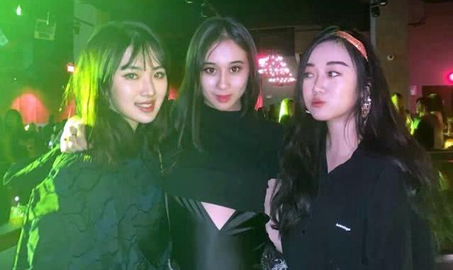 何超欣考上清华研究生，王文也晒恋爱高甜，映射出名媛们的小时代