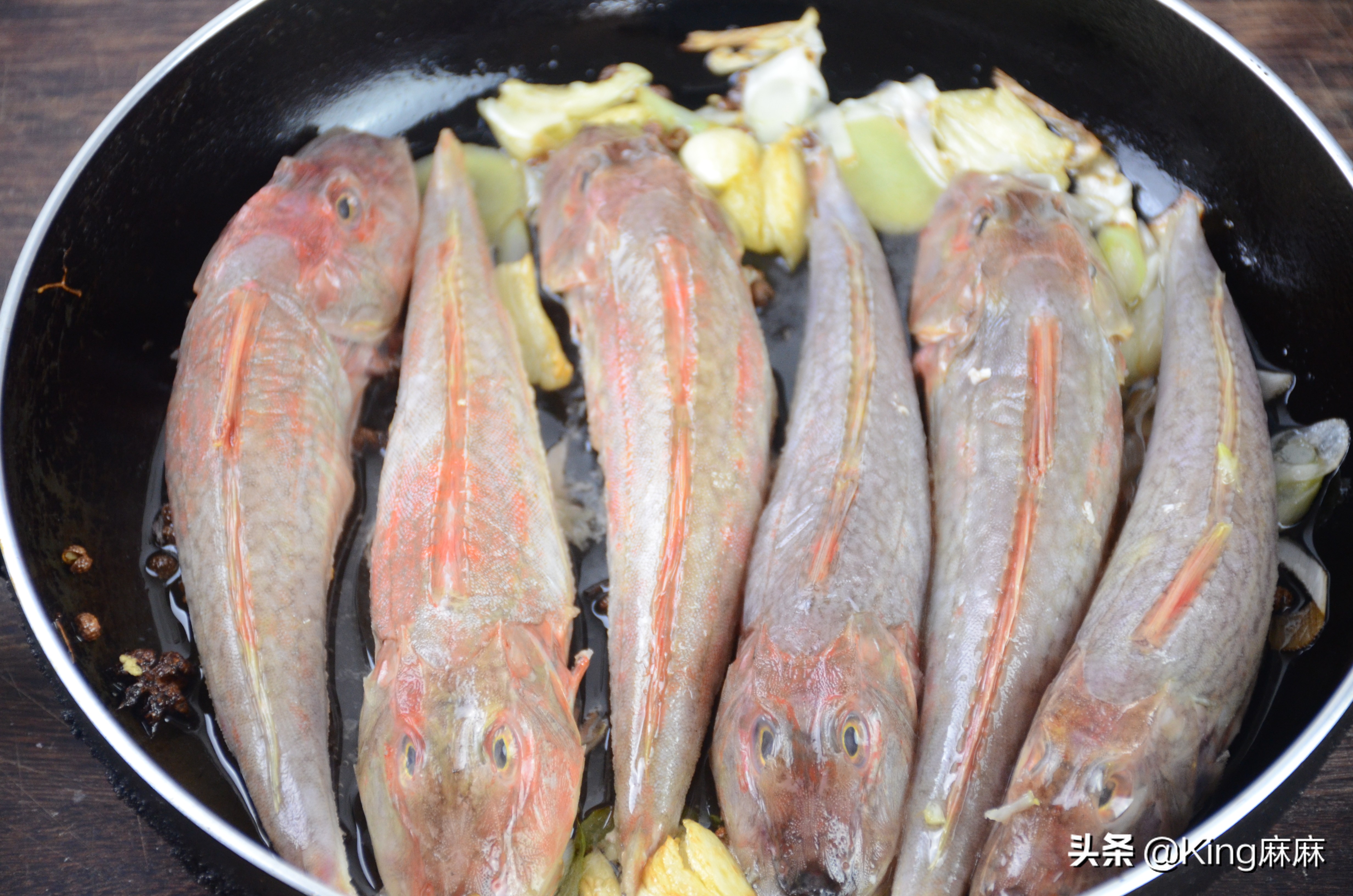 第一步:把红鞋鱼去除鱼鳃和内脏,剪去鱼鳍和尾稍,清洗干净,用厨房纸