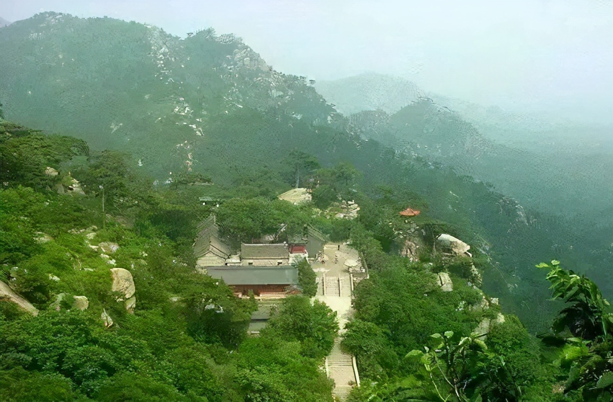 马鞍山位于观音阁镇南坑村内,整个山体形似马鞍,山里风光优美,景色