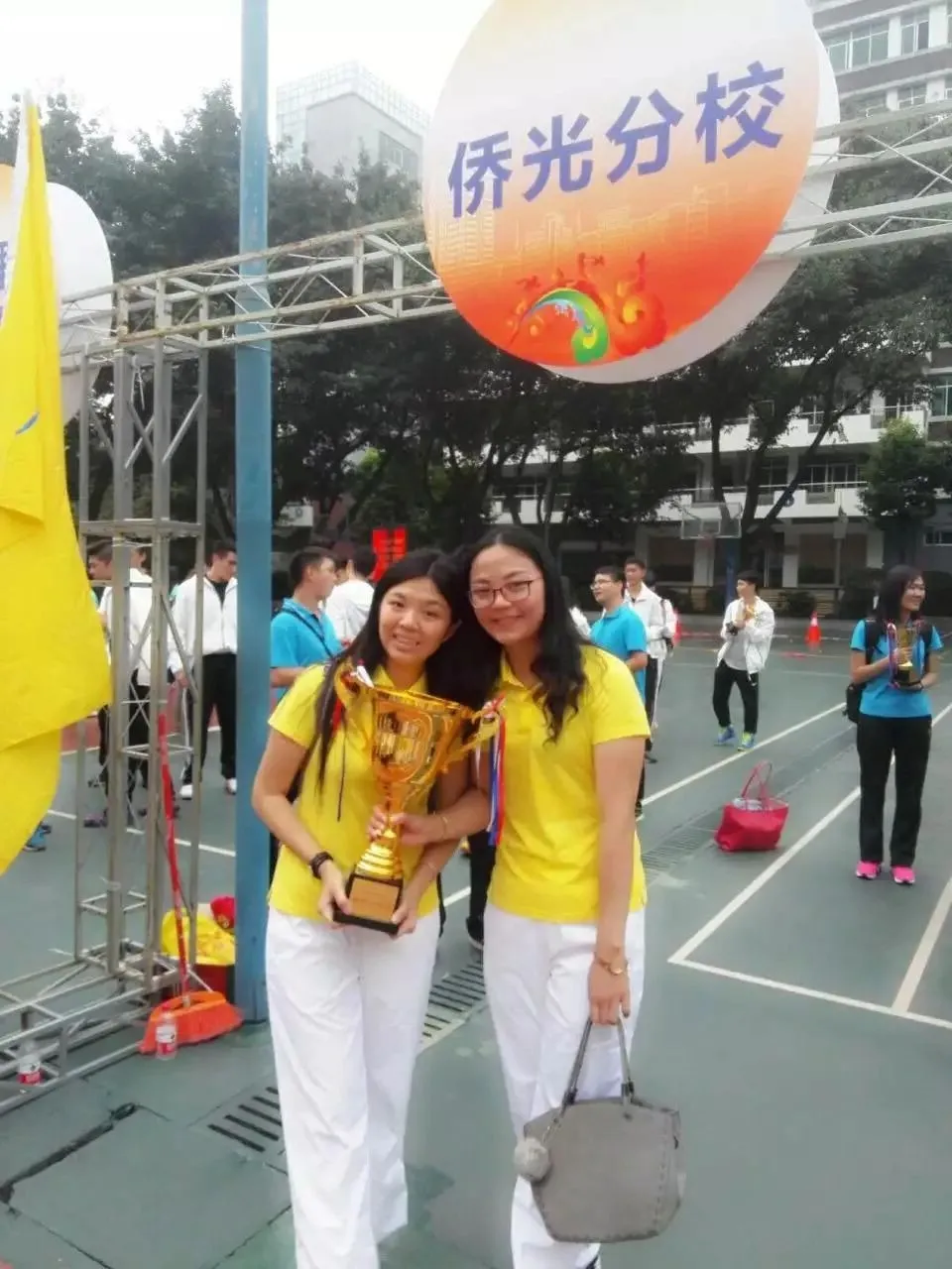 能文能武,这位把学生当弟弟妹妹的老师不简单