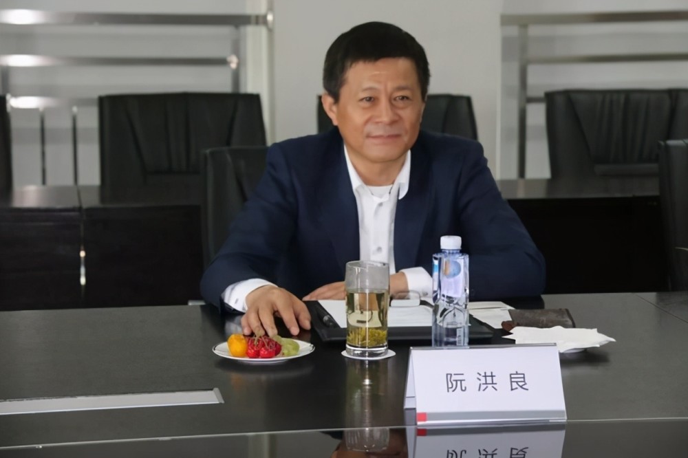 阮洪良本人十分低调,网上基本上找不到关于他20岁之前的资料.