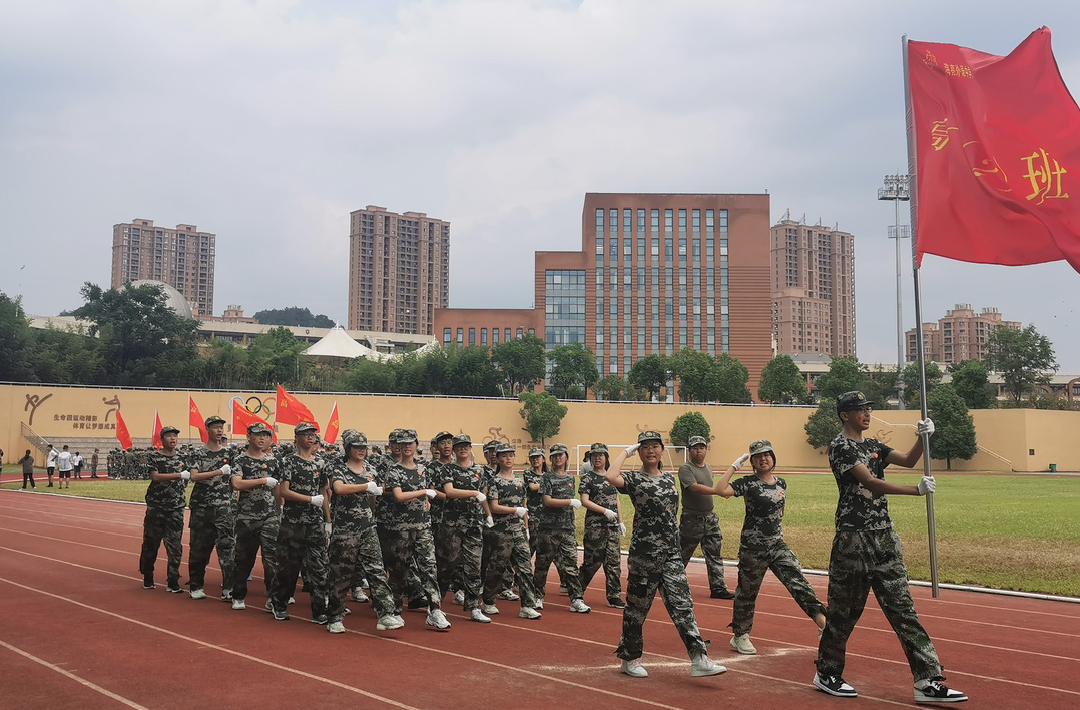 这一刻，迷彩和青春碰撞，汗水与激情交融