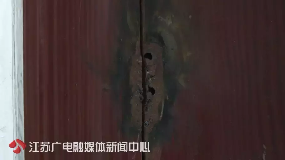 四个儿子将房子焊死,不让母亲进门!七旬老人无家可归……