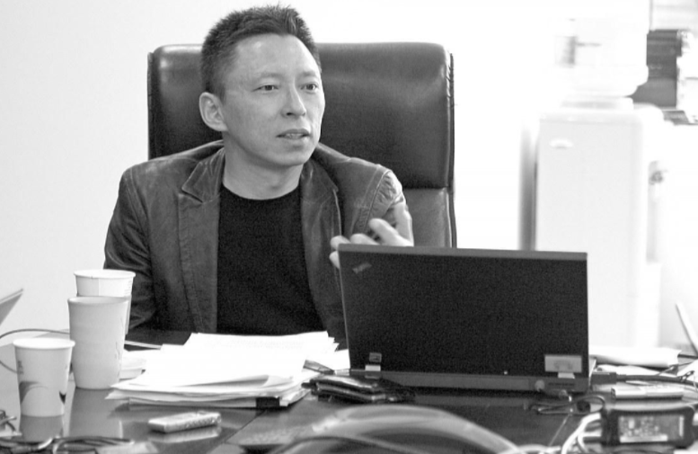 曾经的互联网巨头，和马云同龄，旗下三家上市公司却选择退隐