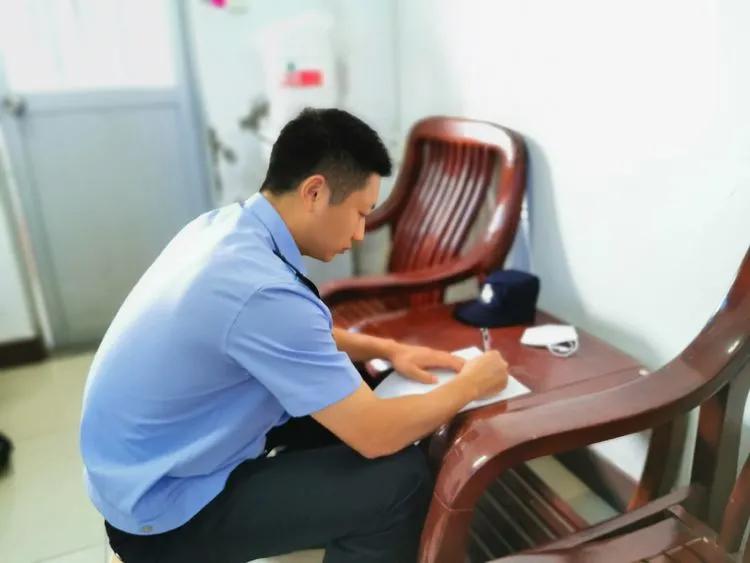 党旗高高飘扬在抗疫一线丨 写在抗疫一线的385份入党申请书