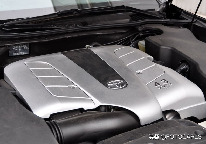 售价近90万！丰田皇冠4.3L V8沙龙VIP实拍，座椅上小喇叭相当气派