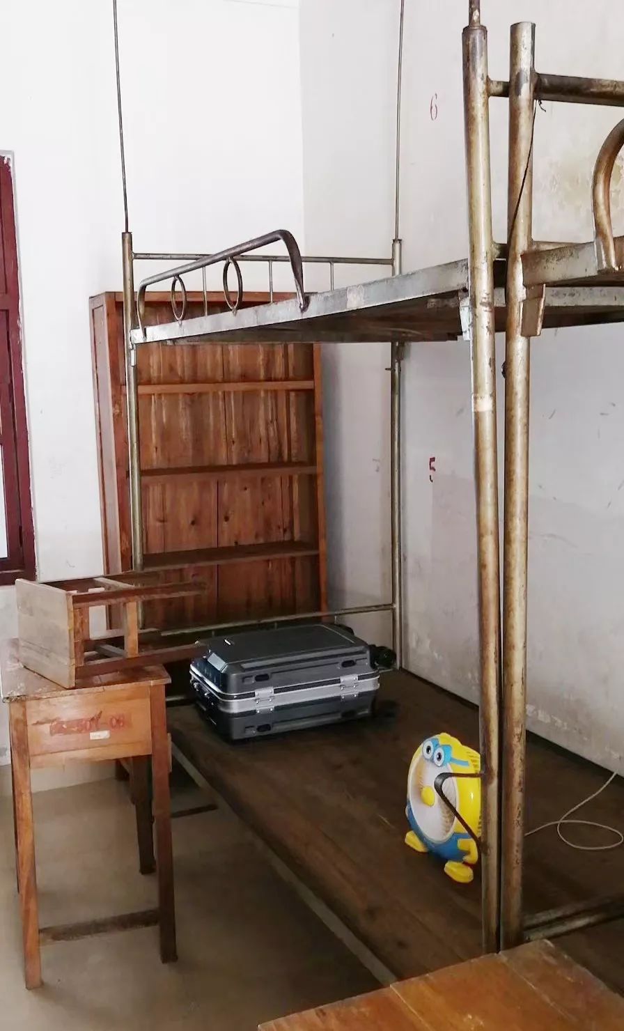 8所研究生宿舍，第二所院校的是电视剧里的宿舍吧