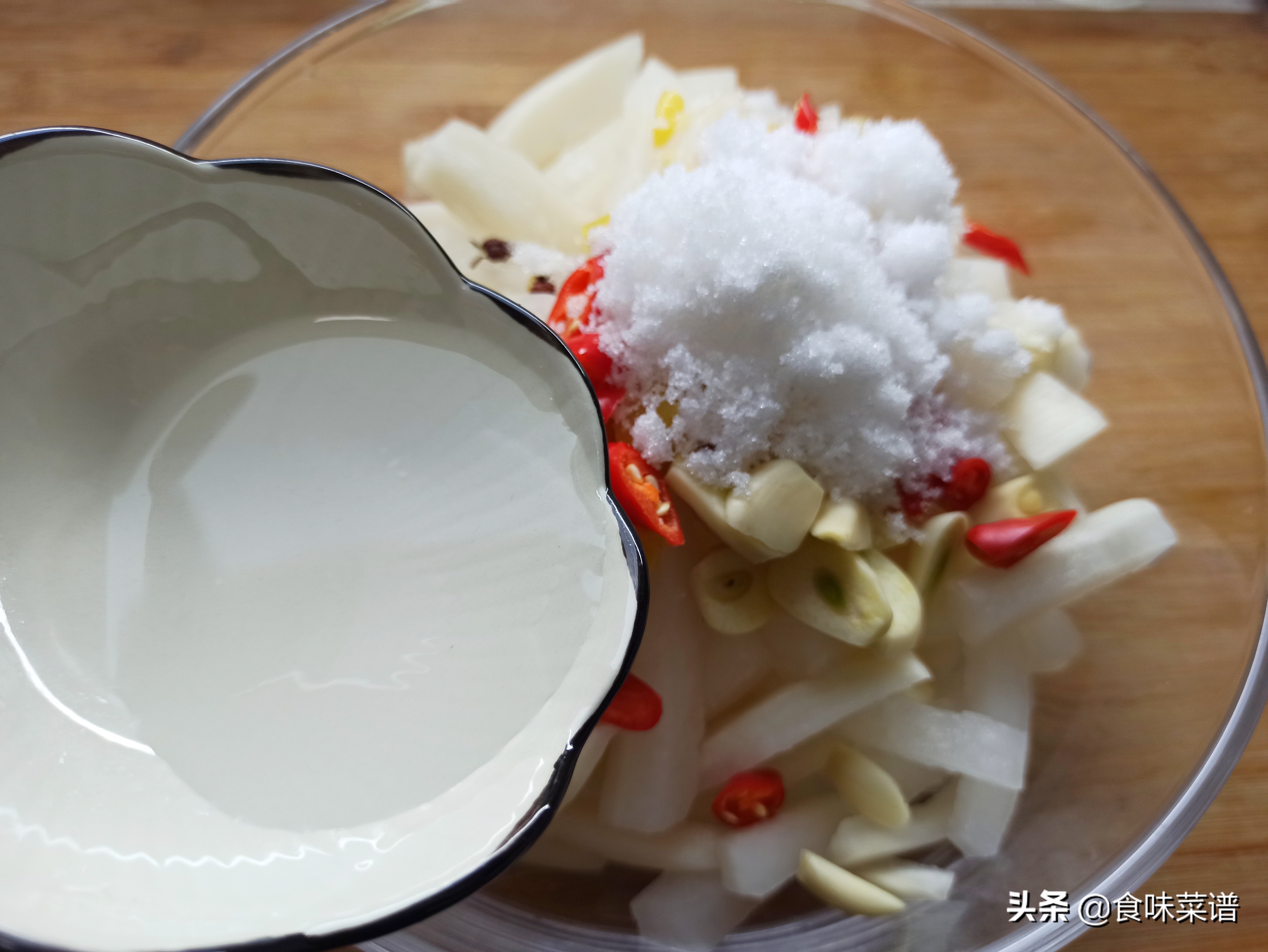 白萝卜怎么腌才好吃？还是传统做法实用，酸甜脆爽，开胃又下饭