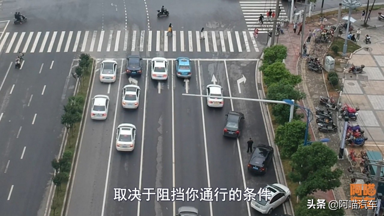 右转车道被堵了，可以走直行车道右转吗？做错了罚你没商量
