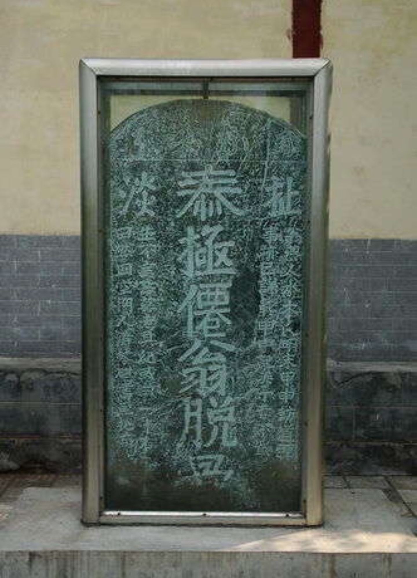 河南出土一块明代石碑,碑上刻着:扯淡,再不来了