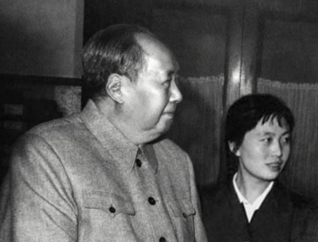 张玉凤回忆1976年：周恩来、朱德接连去世，毛主席一个人默默流泪