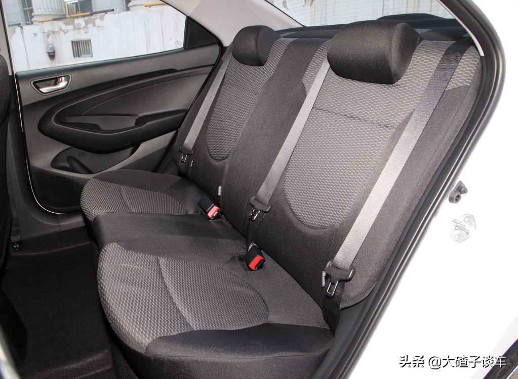 三厢合资小轿车，既省油又皮实，4.99万就能买，现代瑞纳怎么样？