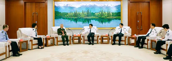 上海市委(上海市委书记、公安部部长在京出席完庆祝大会后，立即会见了他们)