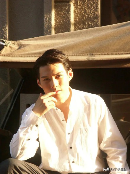 《第一炉香》：女学生葛薇龙为什么自甘堕落，沦落成高级交际花？