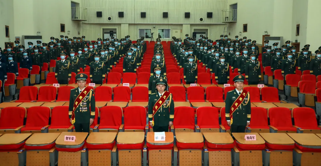 军官达龄退役，制度化